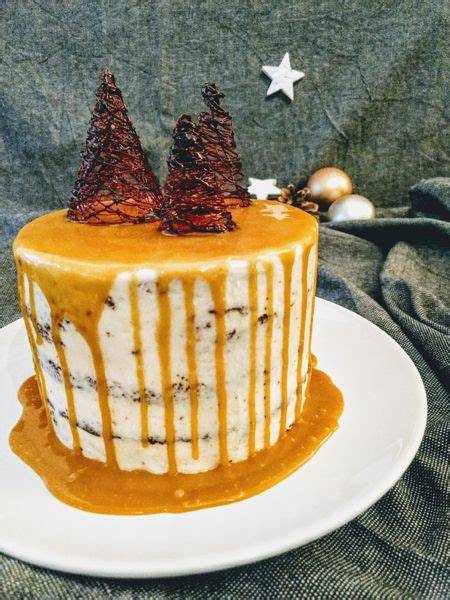 Vegane Lebkuchentorte mit Apfelfüllung und Karamelldrip