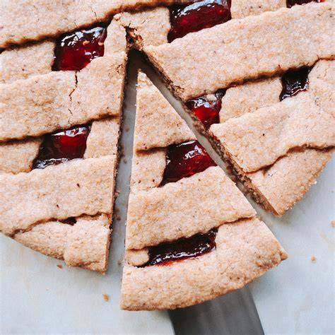 Vegane Linzer Torte mit Himbeermarmelade und Vollkornteig