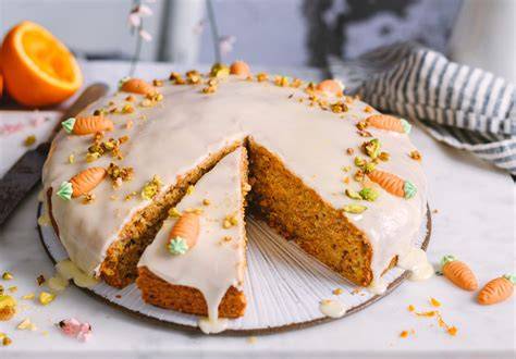 Vegane Möhrenkuchen in einer Springform mit Zitronen-Sojajoghurt-Topping
