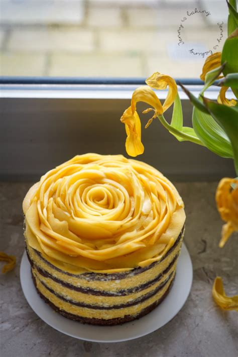 Vegane Mango-Rosen-Dekoration auf Torte