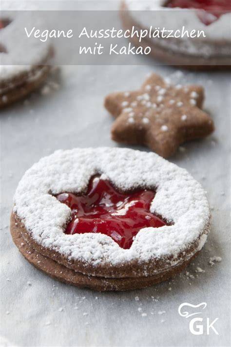 Vegane Marzipan-Ausstechplätzchen mit rotem Himbeer-Zuckerguss