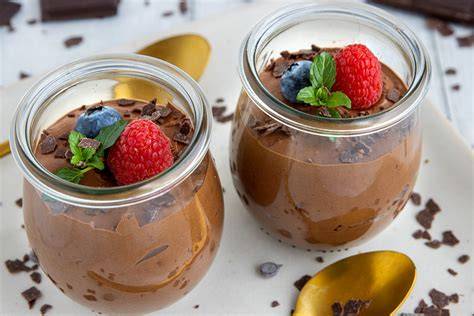 Vegane Mousse au Chocolat im Glas mit frischen Beeren