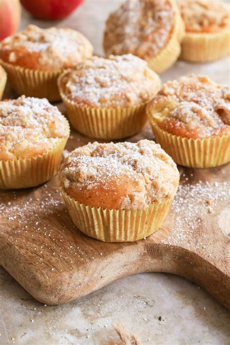 Vegane Muffins und kleine Apfelmus-Desserts mit Kekskruste
