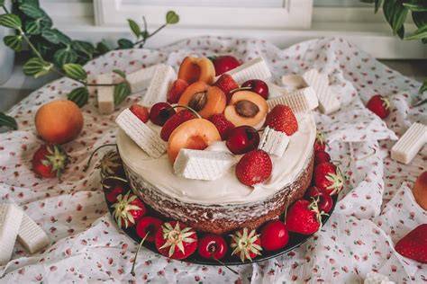 Vegane No-Bake-Torte mit Mandel-Dattel-Boden