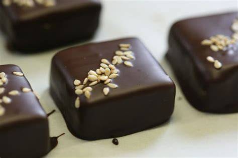Vegane Nougatpralinen auf Tablett