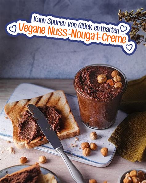 Vegane Nuss-Nougat-Creme im Glas mit Löffel