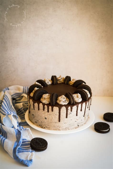 Vegane Oreo Torte mit Schokoladenglasur und Beeren