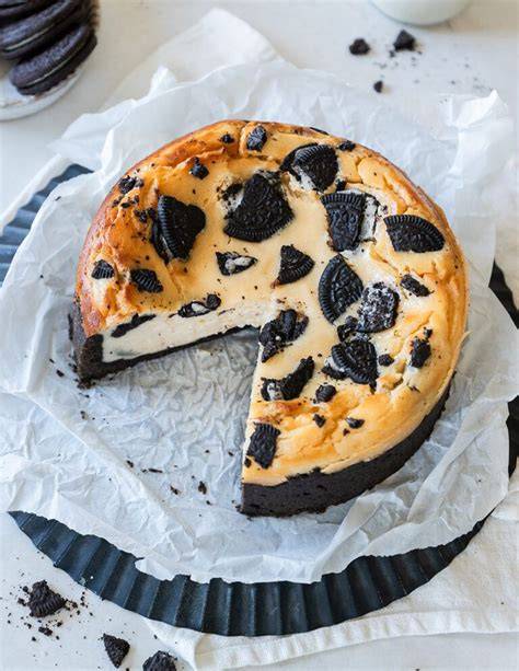 Vegane Oreo-Käsekuchen Füllung wird verteilt