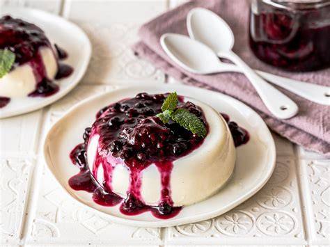 Vegane Panna Cotta mit Beerensoße