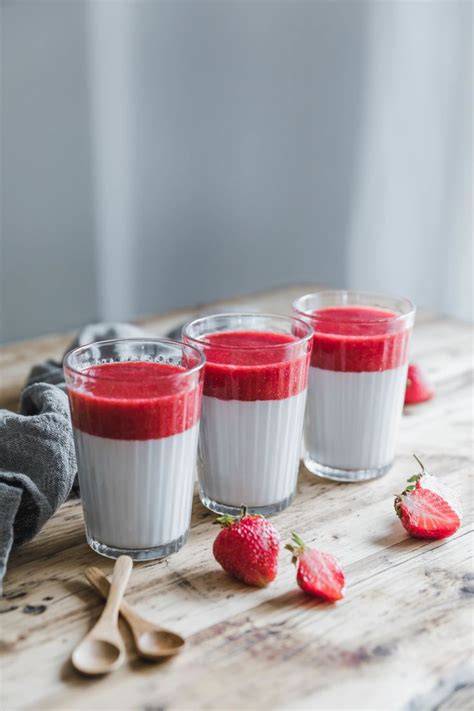 Vegane Panna Cotta mit Sojamilch und Erdbeersauce