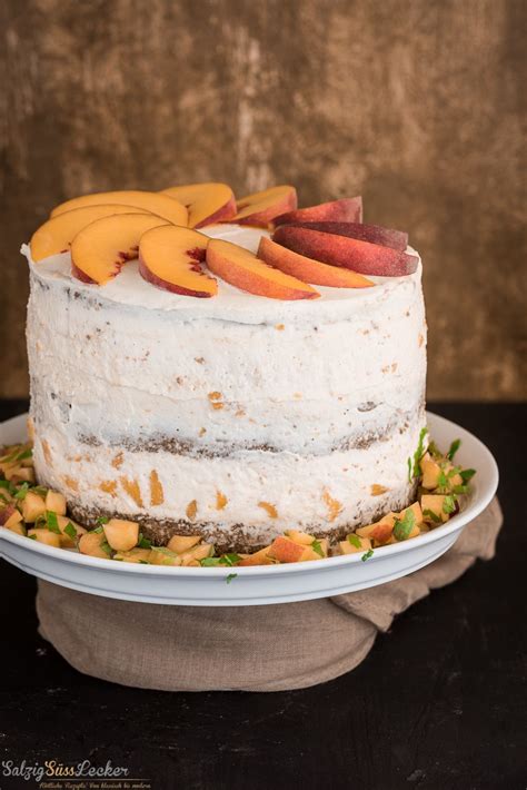 Vegane Pfirsichtorte mit Mandelschicht und Pfirsichspiegel, sommerliche Szene