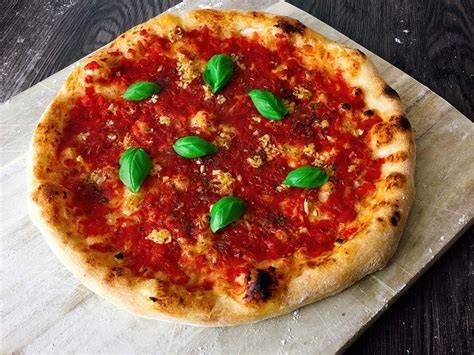 Vegane Pizza Marinara mit Oregano