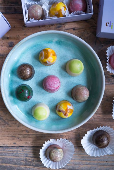 Vegane Pralinen dekoriert mit Metallic-Pulver und farbiger Kakaobutter