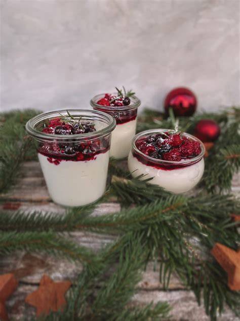 Vegane Quarkcreme mit Beeren als sommerlicher Nachtisch
