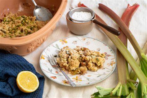 Vegane Rhabarber Crumble im Ofen mit knuspriger Kruste