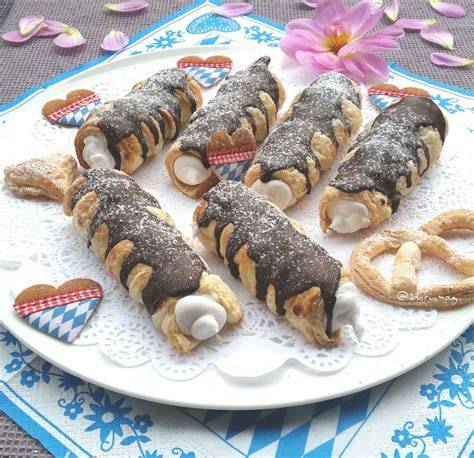 Vegane Schaumrollen und Torten auf Holztablett