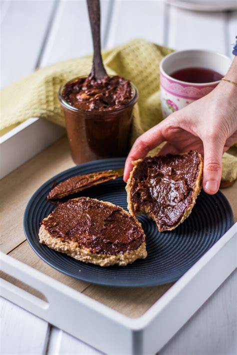 Vegane Schoko Nuss Nougat Creme Frühstückstisch