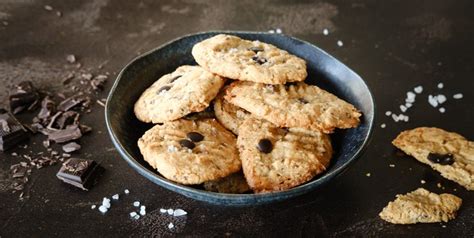 Vegane Schoko-Cookies auf Gitter mit Meersalz