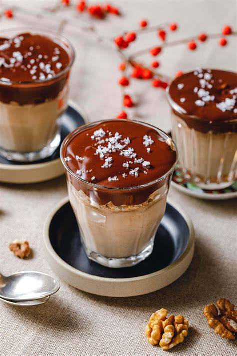 Vegane Schoko-Kaffee-Panna Cotta in Gläsern