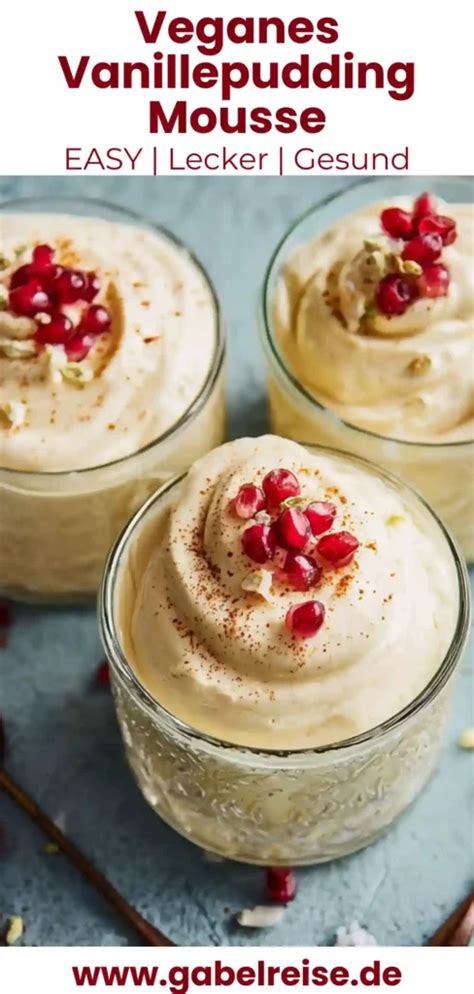 Vegane Schoko-Kokos-Mousse mit frischen Kokosraspeln und Nüssen