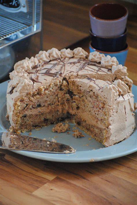 Vegane Schoko-Nuss-Nougat-Torte angeschnitten