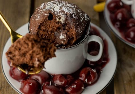 Vegane Schoko-Tassenkuchen in Tassen, Zutaten auf dem Tisch