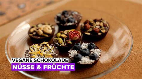 Vegane Schokolade mit Mandelmehl und Toppings