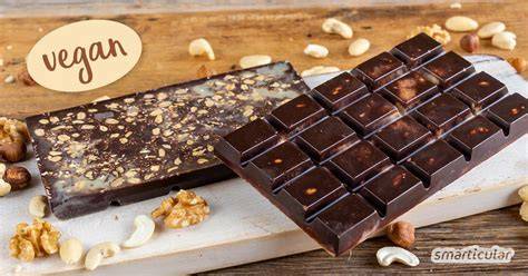Vegane Schokolade mit verschiedenen Zutaten