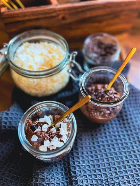 Vegane Schokolade vorbereiten mit natürlichen Zutaten