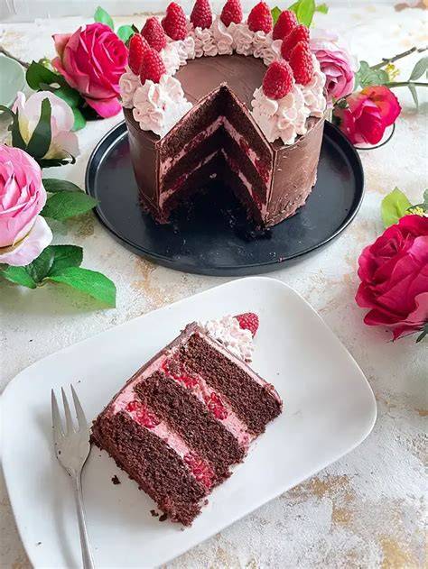 Vegane Schokoladen‑Himbeer‑Torte aufgeschnitten