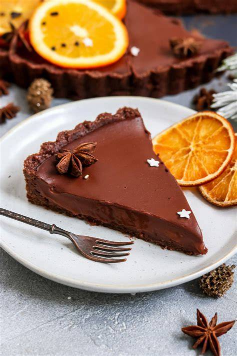 Vegane Schokoladen Orangen Tarte mit orangenschalen Dekoration