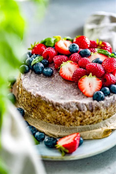 Vegane Schokoladen-Mousse-Torte mit Beeren als Dekoration