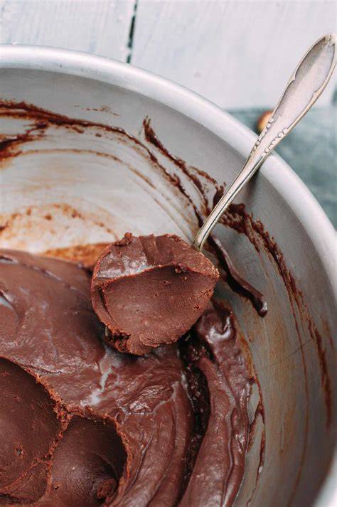 Vegane Schokoladencreme in einer Schüssel mit Löffel