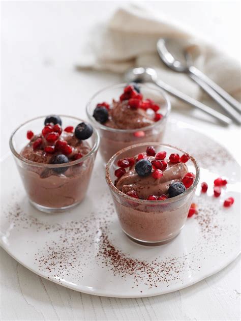 Vegane Schokoladenmousse in Dessertgläsern mit Beeren garniert