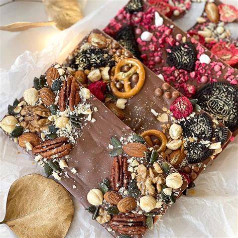Vegane Schokoladentafeln mit verschiedenen Nussfüllungen