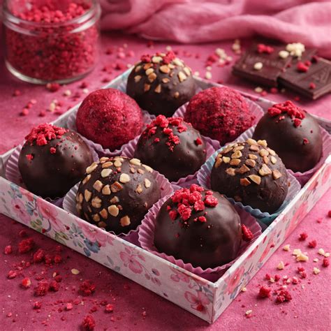 Vegane Schokoladentrüffel als Geschenk verpackt