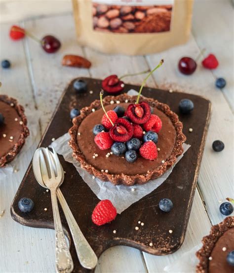Vegane Schokotarte mit Orangenschale und Beeren dekoriert