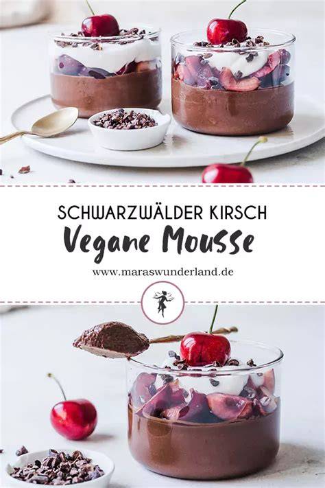 Vegane Schwarzwälder Kirsch Mousse in Gläsern mit Kirschen und Dekoration