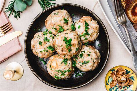 Vegane Semmelknödel mit frischen Kräutern auf einem Teller serviert