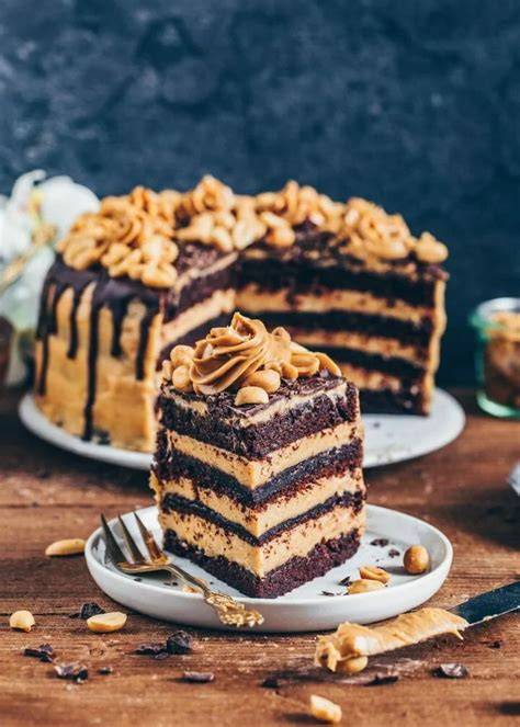 Vegane Snickers-Erdnussbutter-Torte mit Dekoration