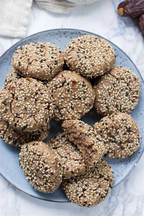 Vegane Tahini-Kekse mit hellem und dunklem Sesam
