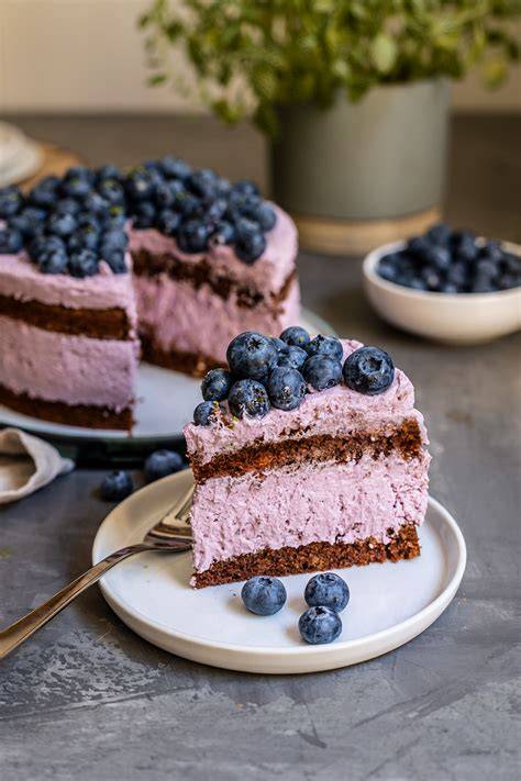 Vegane Torte mit aufgeschnittener Puddingcremeschicht