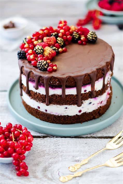 Vegane Torten mit Beeren- und Schokodeko