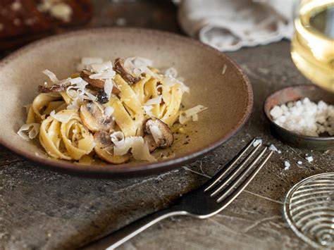 Vegane Trüffelpasta, angerichtet mit Microgreens
