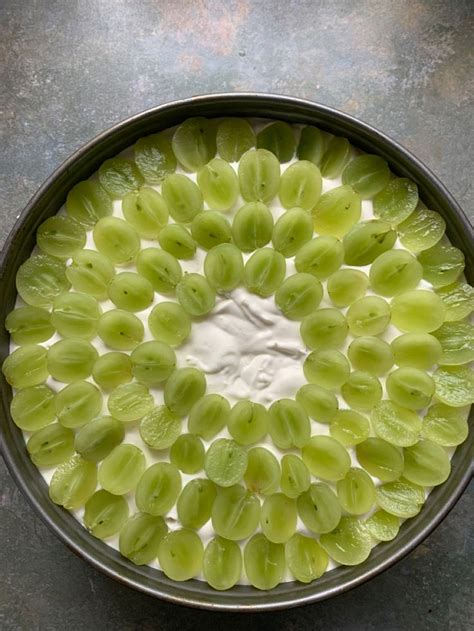 Vegane Trauben-Joghurt-Torte mit Haselnussdekor