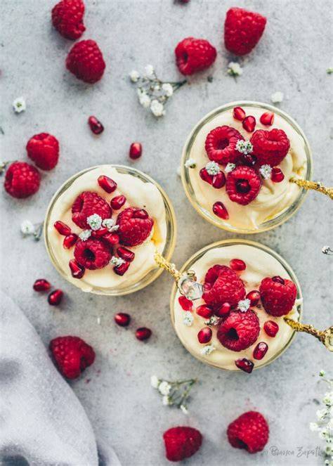 Vegane Vanille-Pudding-Mousse mit frischen Himbeeren und Granatapfelkernen