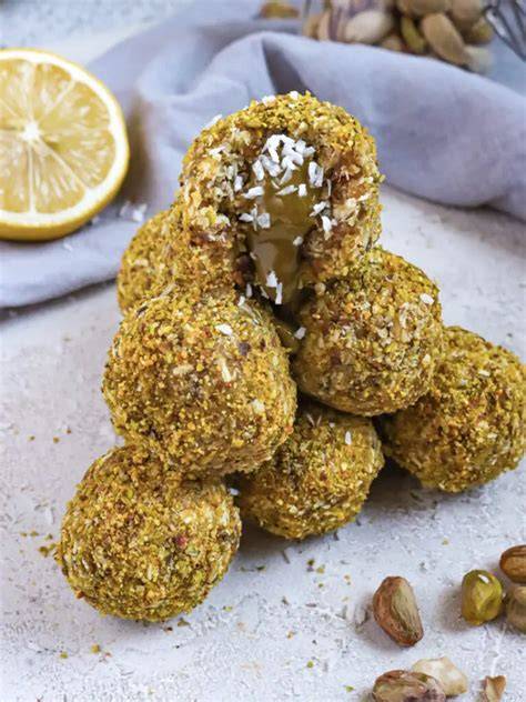 Vegane Variante: Zutaten und Dekotoppings wie Pistazien, Krokant und Kakao