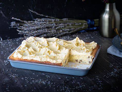 Vegane Variante: angerührter Leinsamen-“Ei”-Mix, Ahornsirup, Blechkuchen mit Cashewcreme