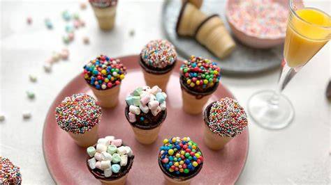 Vegane Waffelbecher-Muffins mit Schokoguss und bunten Streuseln