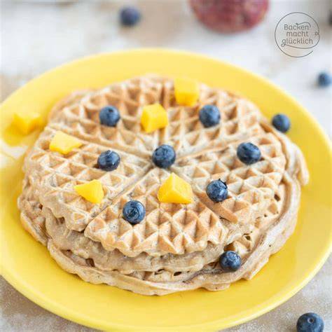 Vegane Waffeln ohne Ei, serviert mit Beeren